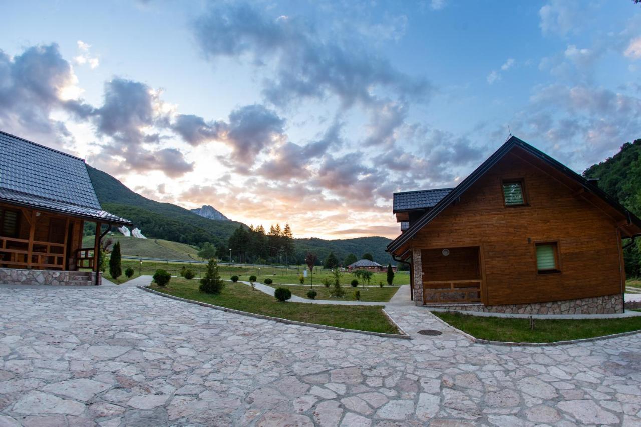 Vila "Maglic" เทียนทิชเท ภายนอก รูปภาพ