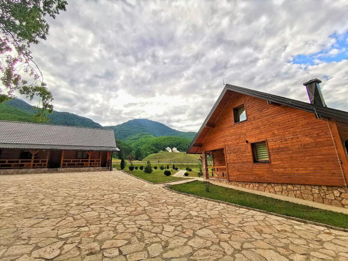 Vila "Maglic" เทียนทิชเท ภายนอก รูปภาพ
