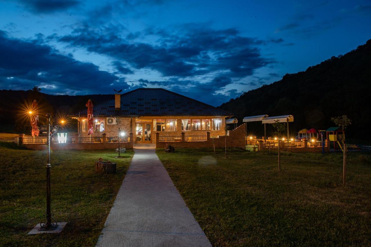 Vila "Maglic" เทียนทิชเท ภายนอก รูปภาพ
