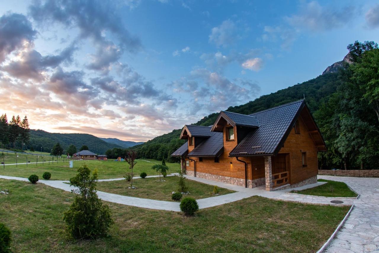 Vila "Maglic" เทียนทิชเท ภายนอก รูปภาพ