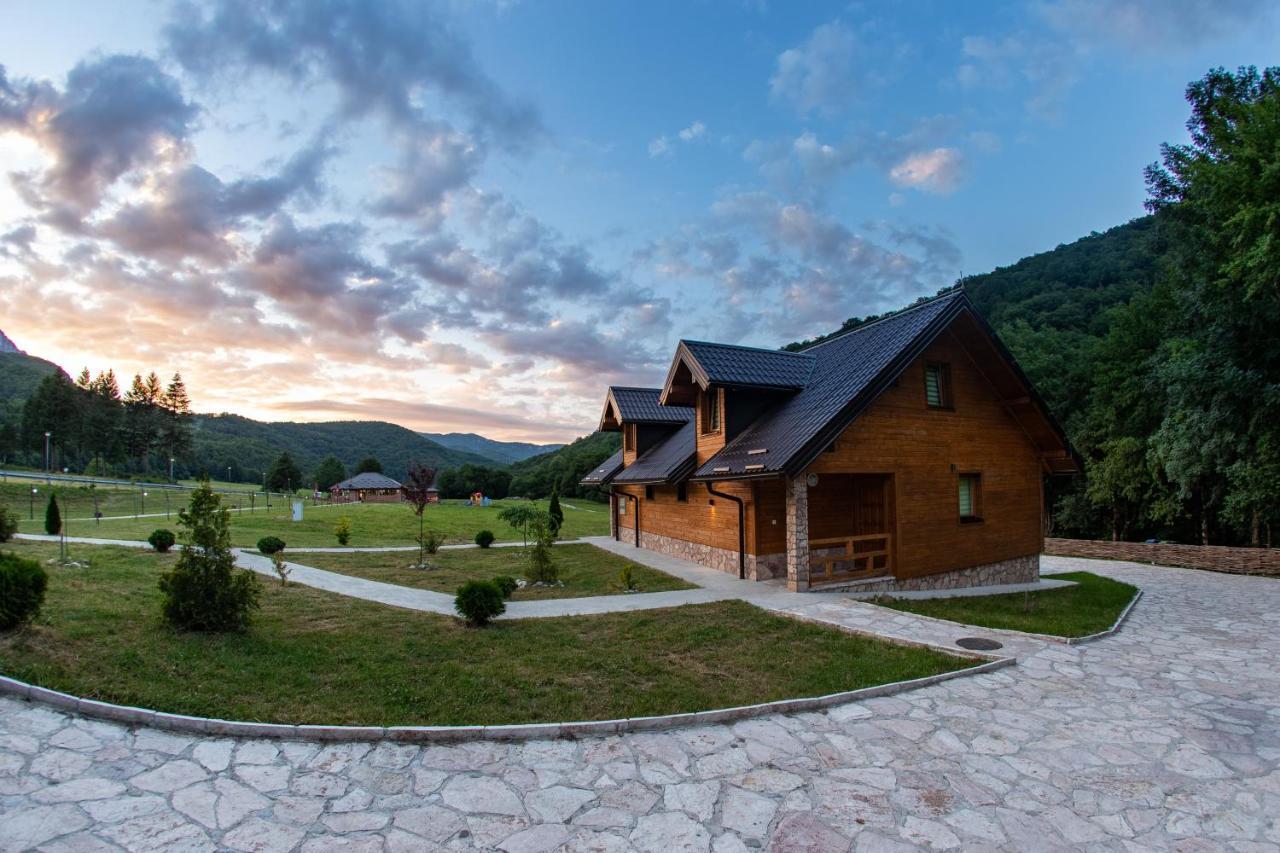 Vila "Maglic" เทียนทิชเท ภายนอก รูปภาพ